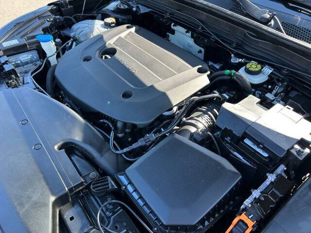 2023 Volvo XC40 B5 Plus Bright Theme