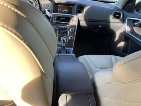 2015 Volvo V60 Cross Country T5