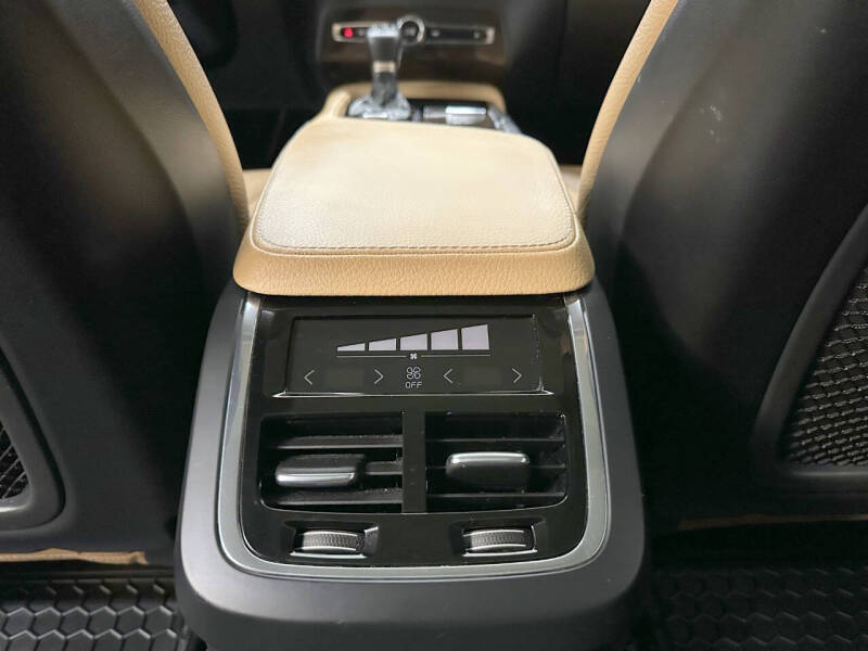 2016 Volvo XC90 T6 Momentum