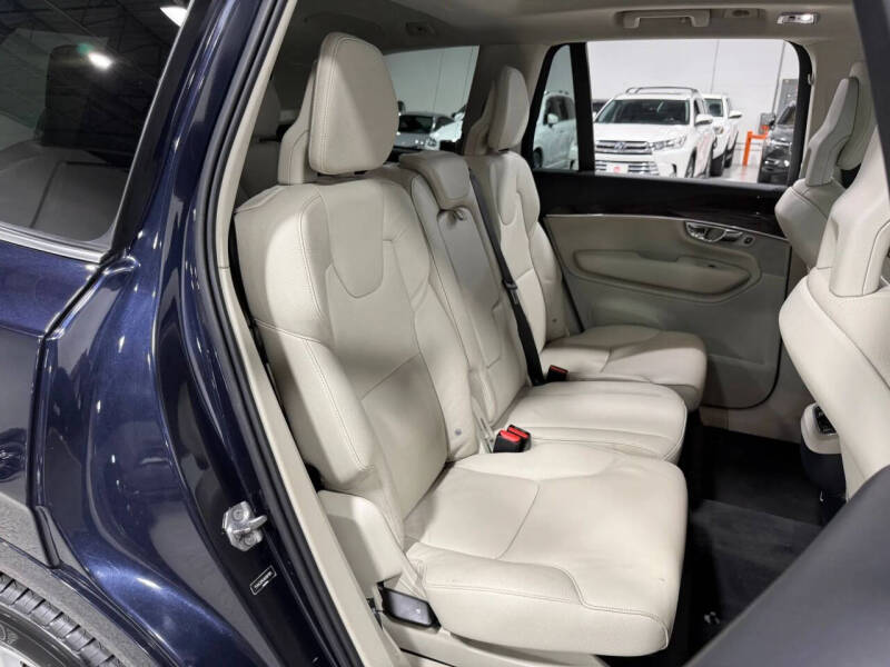 2016 Volvo XC90 T6 Momentum