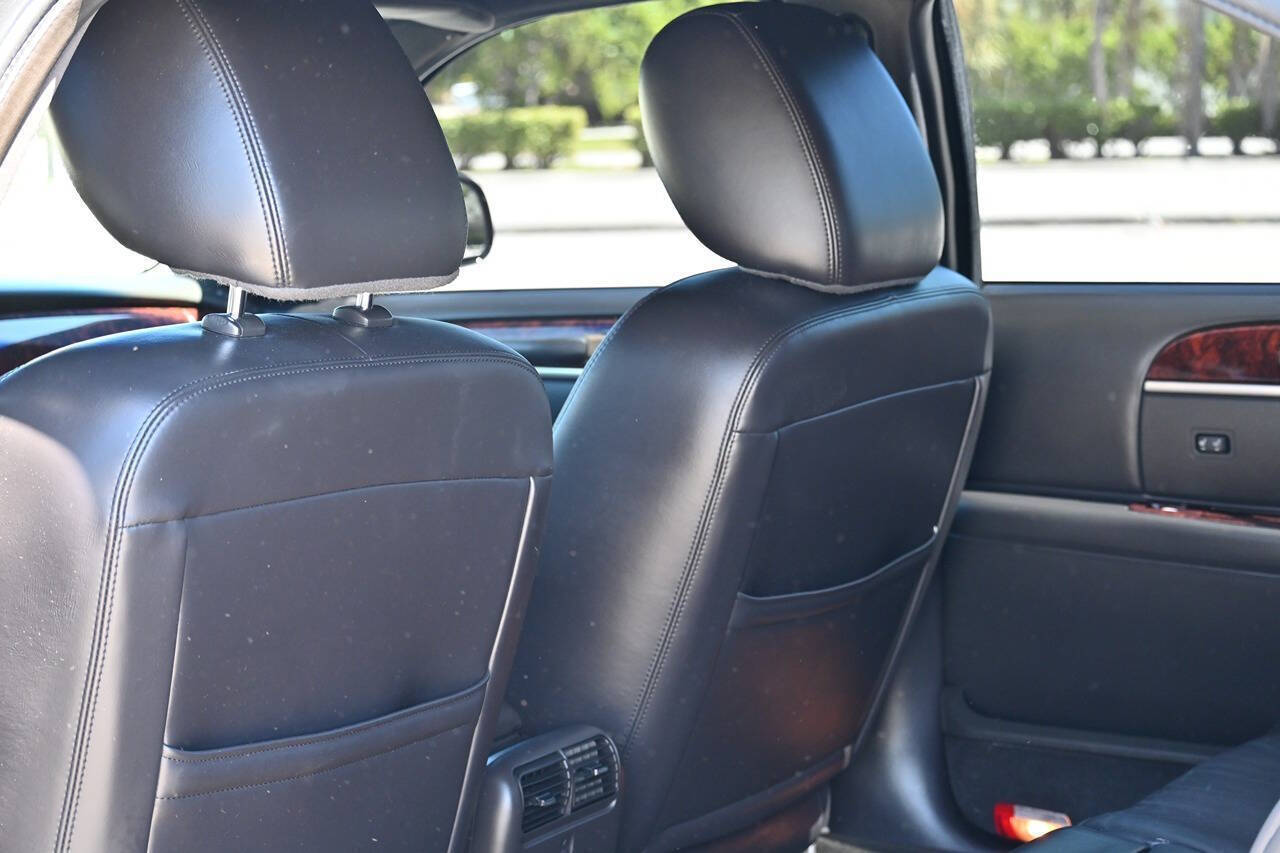 2011 Lincoln Town Car 18