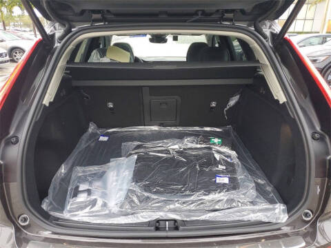 2025 Volvo XC60 B5 Core Dark Theme