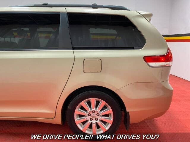 2012 Toyota Sienna XLE 7-Passenger Auto Access Seat