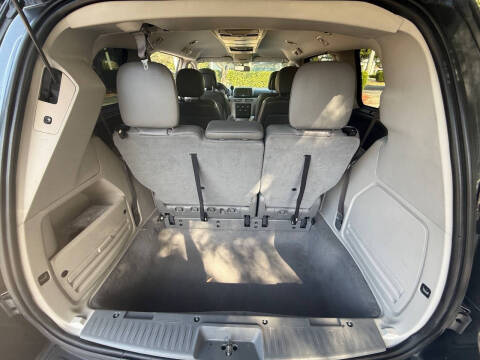 2011 Volkswagen Routan SE