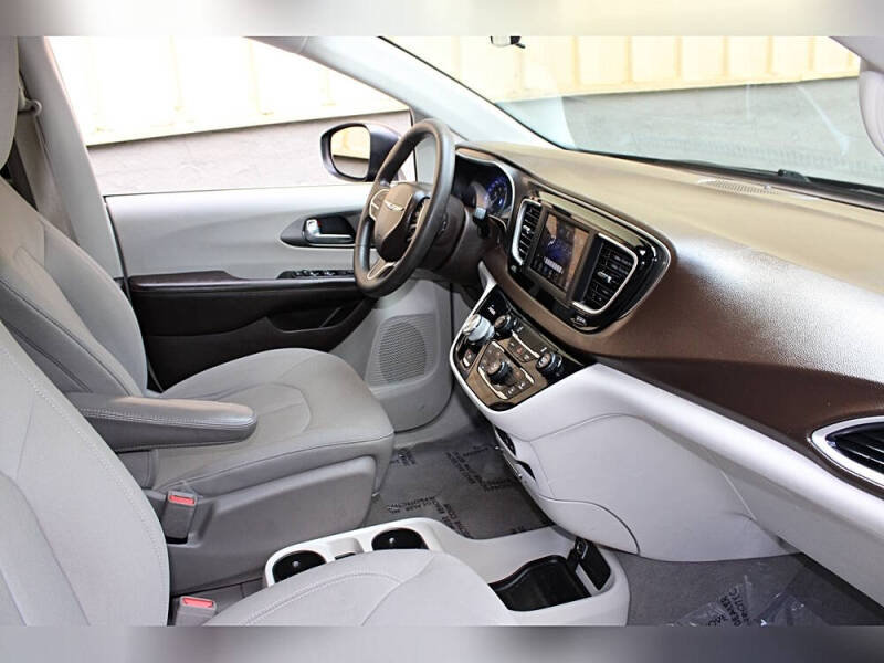 2020 Chrysler Voyager LX