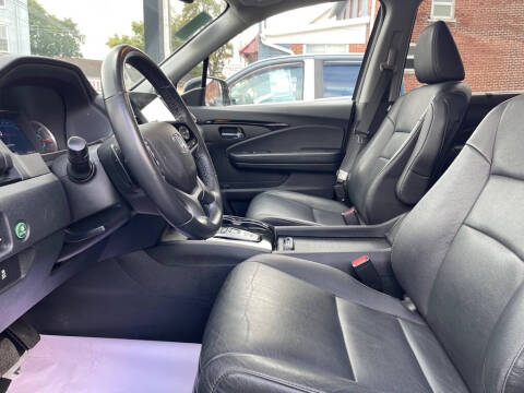 2022 Honda Pilot Touring w/Rear Captain's Chairs