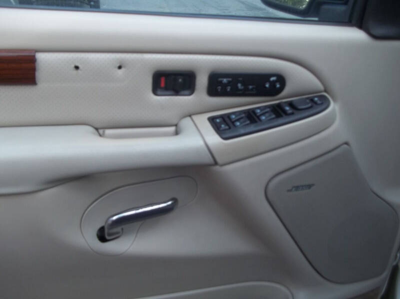 2004 Cadillac Escalade Base photo 21