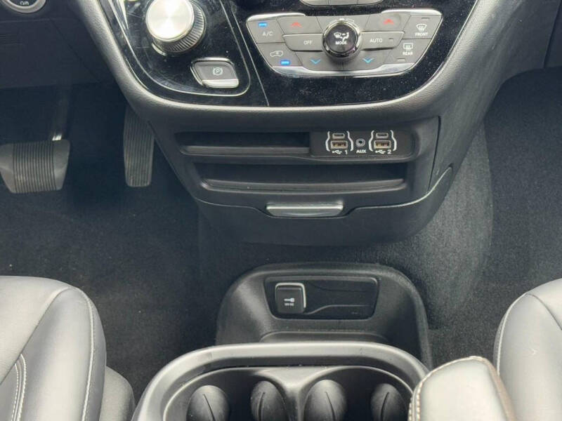 2025 Chrysler Pacifica Select