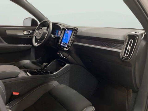 2025 Volvo XC40 B5 Plus Dark Theme