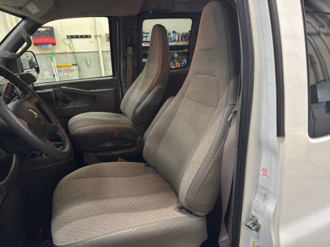 2025 Chevrolet Express LT 3500