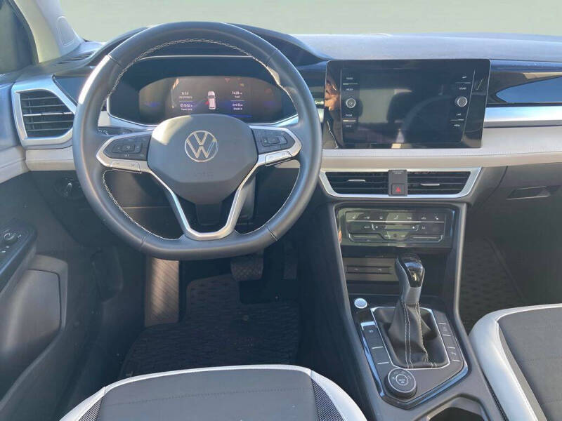 2025 Volkswagen Taos SE 4Motion