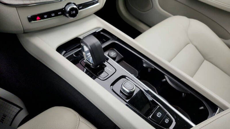 2024 Volvo XC60 Recharge T8 Plus Dark Theme