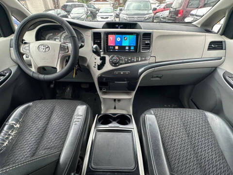 2012 Toyota Sienna SE 8-Passenger