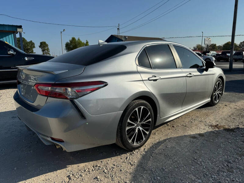 2019 Toyota Camry SE photo 6