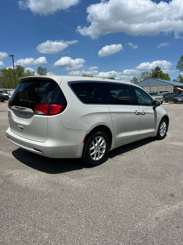 2017 Chrysler Pacifica LX photo 3