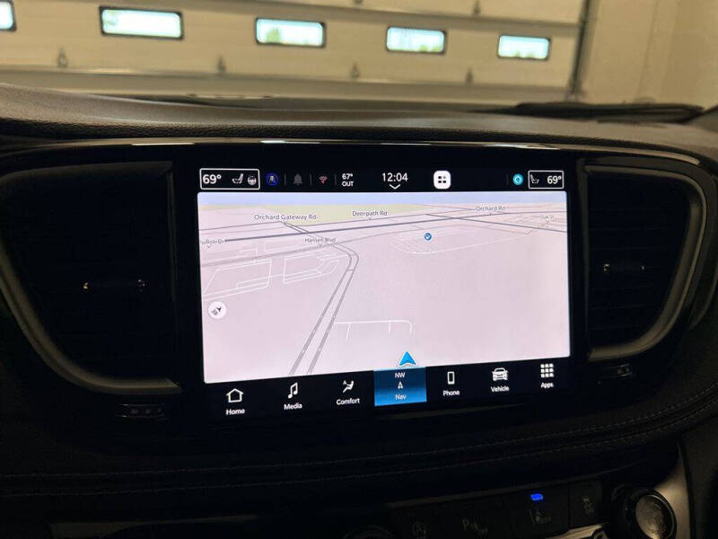 2027 Chrysler Pacifica Select
