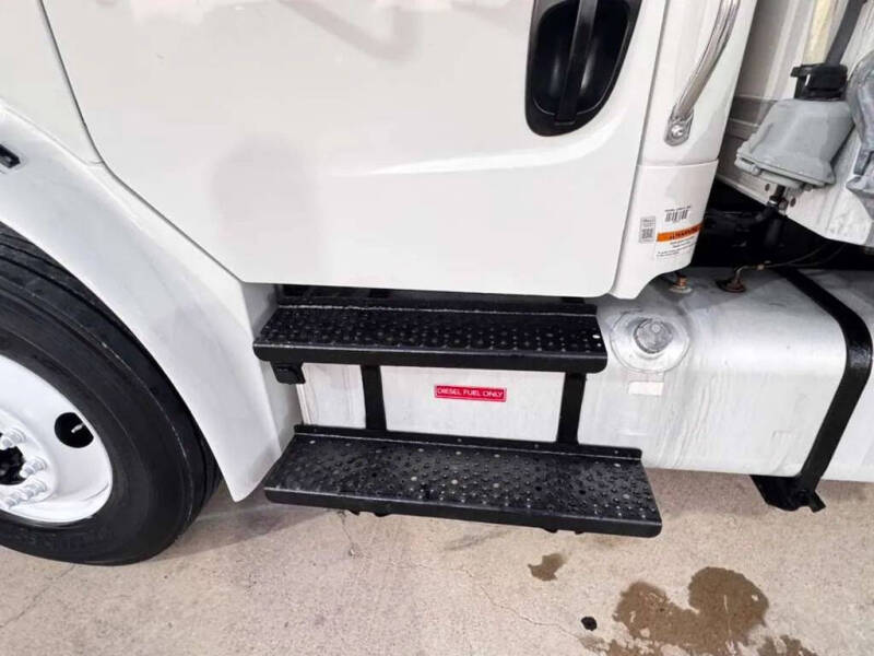 2017 Freightliner M2 106