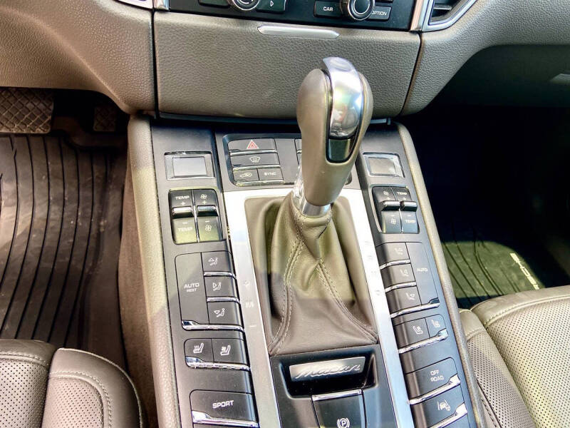 2015 Porsche Macan Turbo