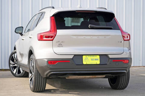 2023 Volvo XC40 B5 Ultimate Dark Theme