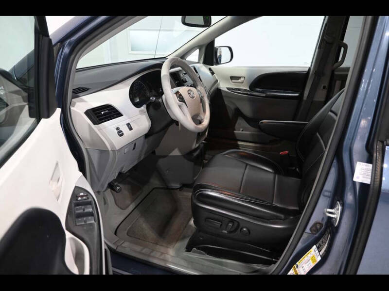 2013 Toyota Sienna LE Mobility 7-Passenger