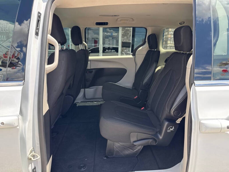 2022 Chrysler Voyager LX