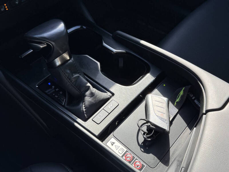 2024 Lexus ES 300h F SPORT Design