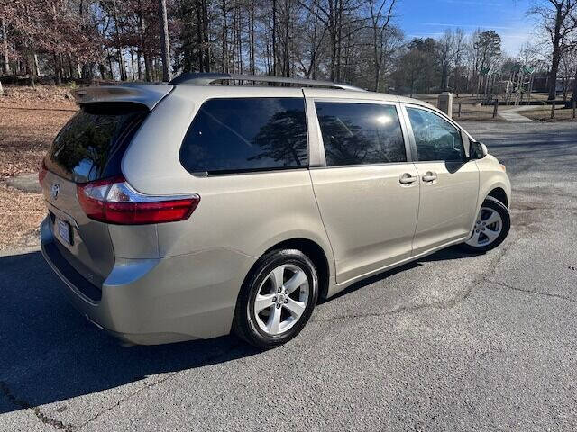 2015 Toyota Sienna LE photo 4