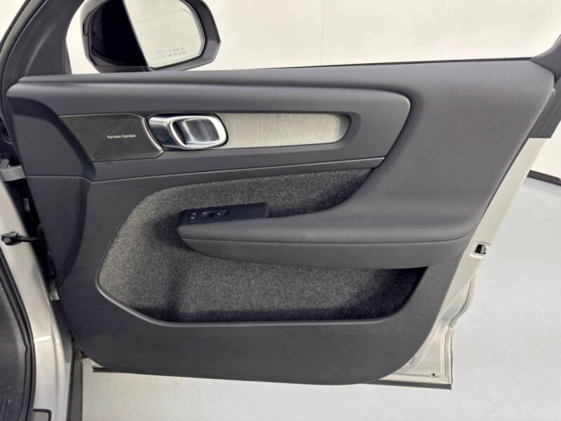 2023 Volvo XC40 B5 Ultimate Dark Theme