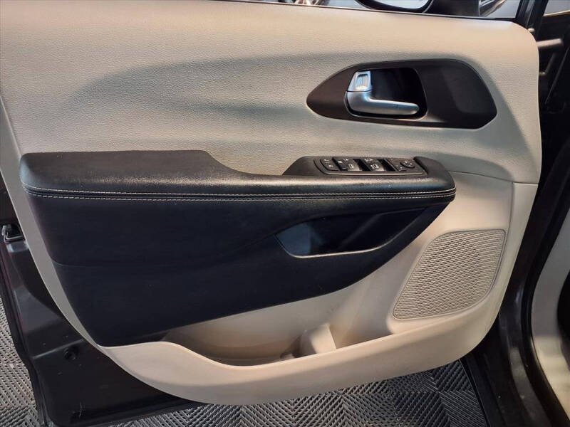 2020 Chrysler Voyager LX