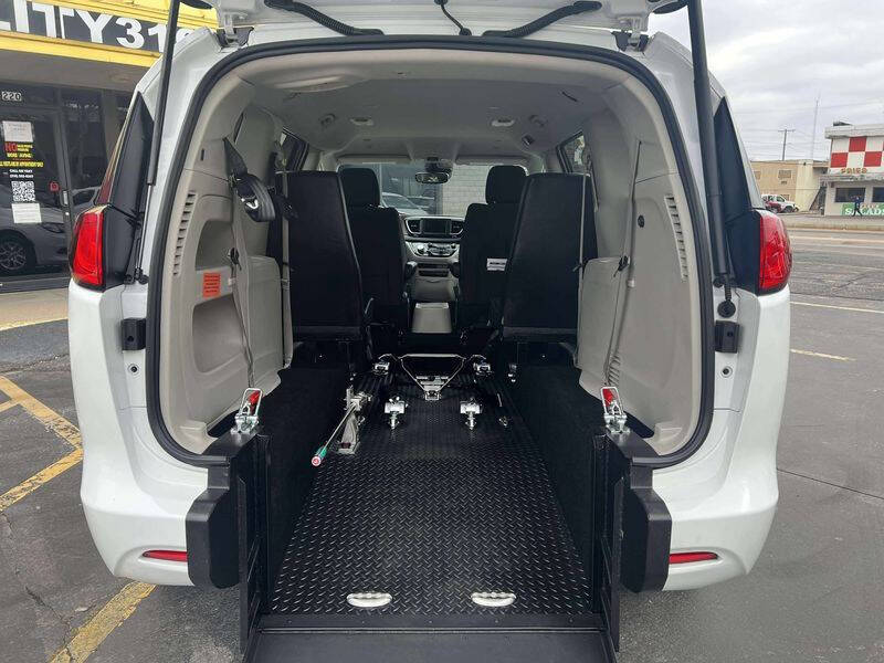 2024 Chrysler Voyager LX