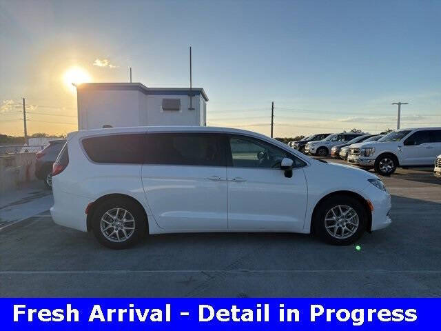 2022 Chrysler Voyager LX