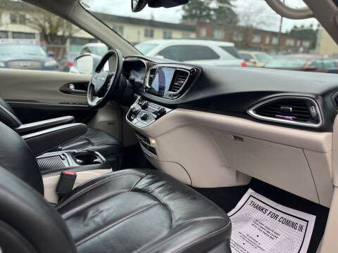 2017 Chrysler Pacifica Touring-L Plus