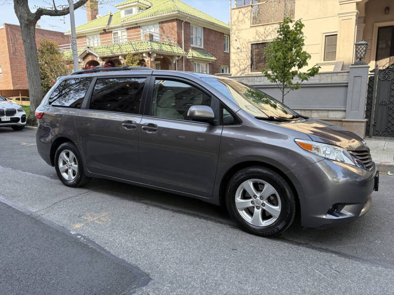 2015 Toyota Sienna LE 8-Passenger