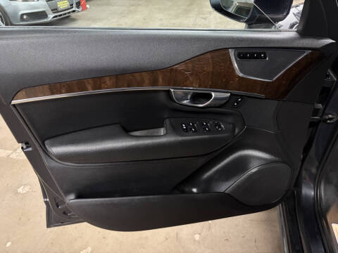 2016 Volvo XC90 T6 Momentum