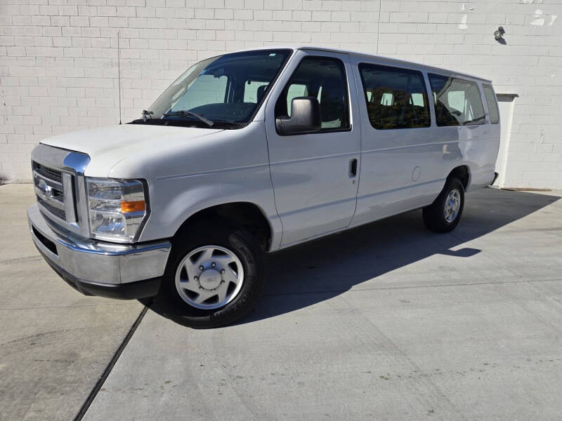 2013 Ford E-Series Econoline Wagon XLT photo 4