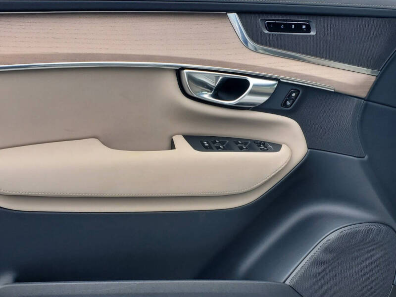 2025 Volvo XC90 B6 Core Bright Theme