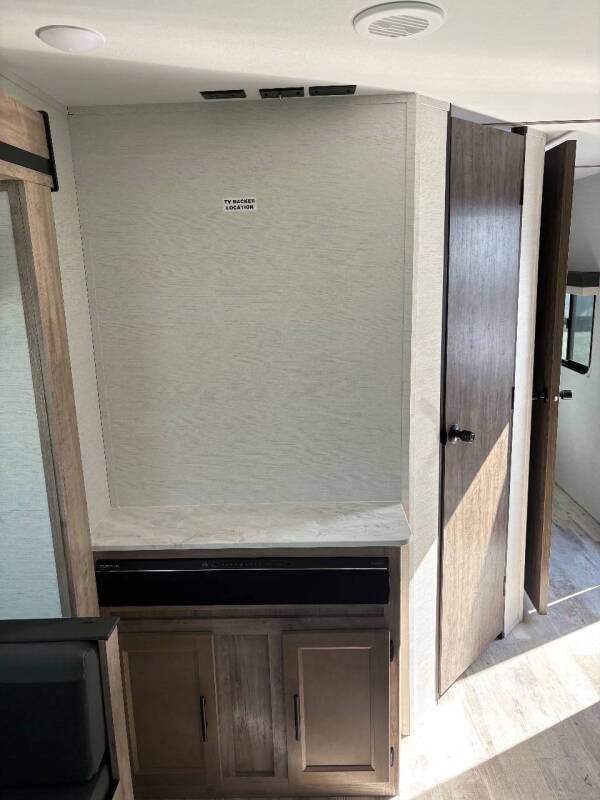 2025 Gulfstream 236RL