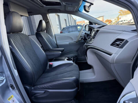 2013 Toyota Sienna SE 8-Passenger