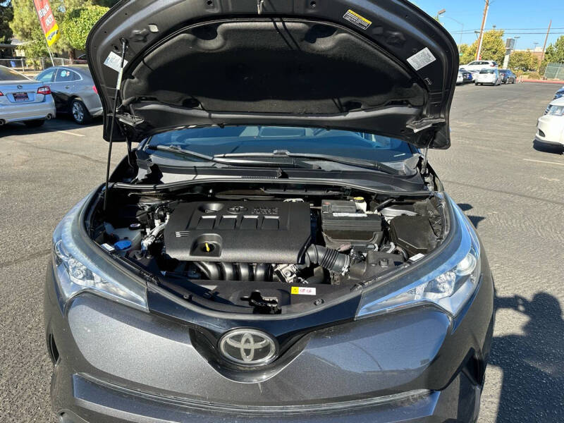 2018 Toyota C-HR XLE Premium photo 8