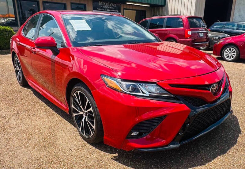 2020 Toyota Camry SE's photo