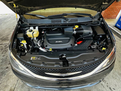 2017 Chrysler Pacifica Touring-L Plus