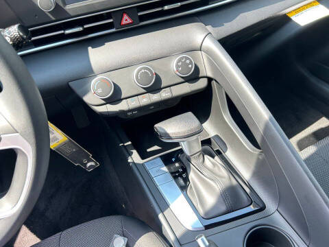 2025 Hyundai Elantra SE