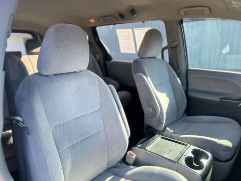 2017 Toyota Sienna LE 8-Passenger