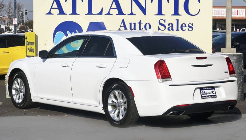 2016 Chrysler 300 Limited photo 10