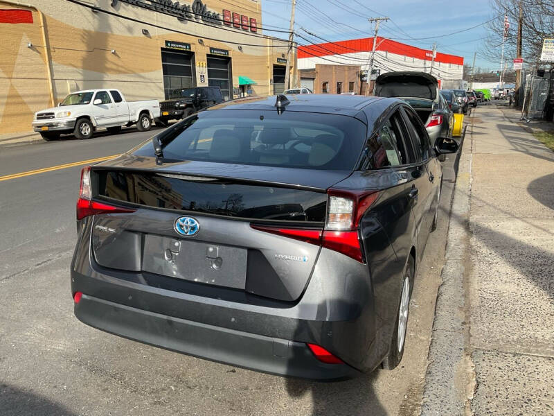 2022 Toyota Prius LE