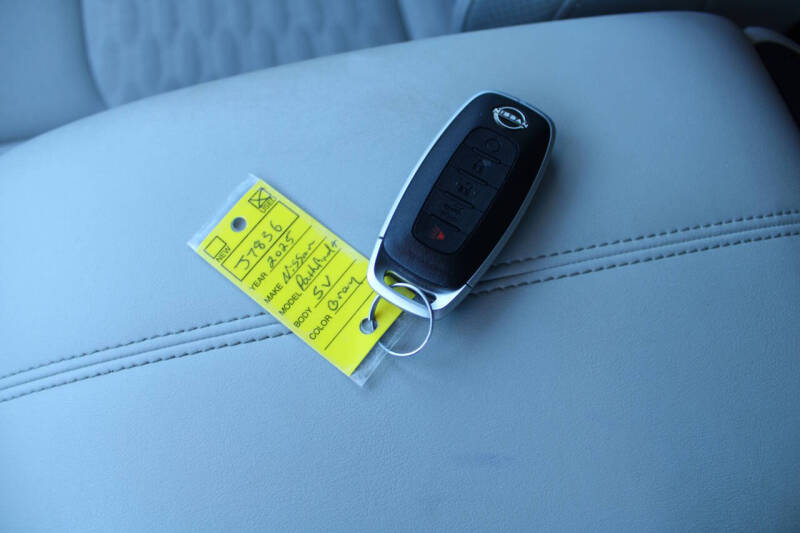 2025 Nissan Pathfinder SV