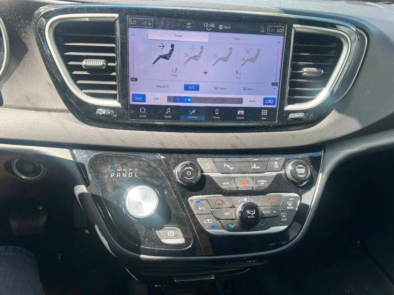 2025 Chrysler Pacifica Select