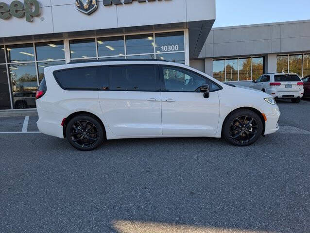 2026 Chrysler Pacifica Select