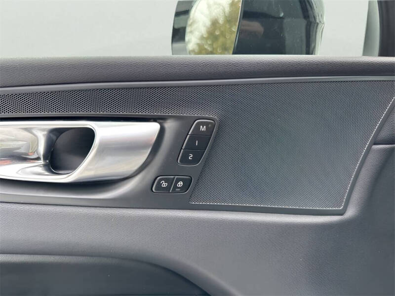 2025 Volvo XC60 B5 Plus Dark Theme