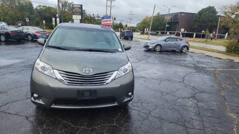 Toyota Sienna's photo